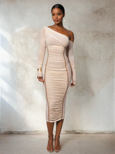 Langärmliges Midikleid mit einer Schulter